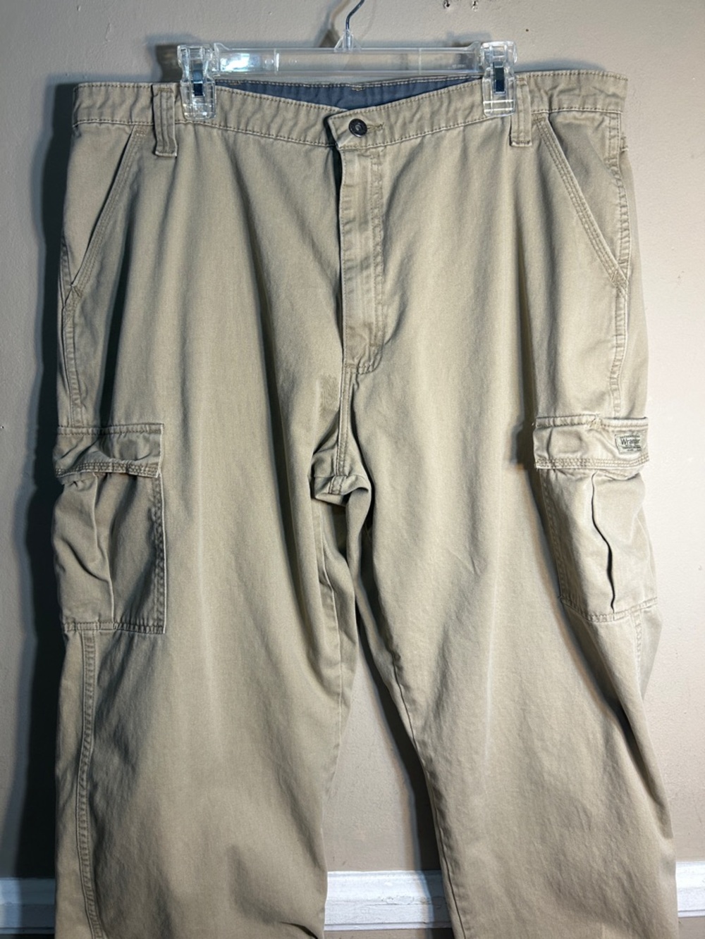 Wrangler Cargo Pants Mens Measures 40x30 Khaki Regular.